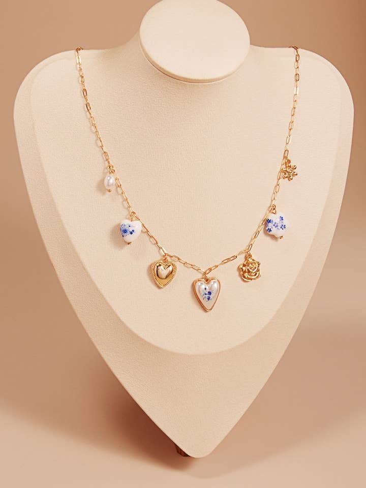 Collar corto con colgantes de flores de formas variadas para venta al por mayor de Designature New York