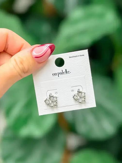 Dainty Pearl Flower Stud Örhängen - Silver för wholesale av Prep Obsessed Wholesale