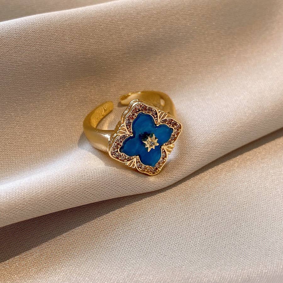 White Leaf – wholesale Multi-stone ring – Ornate Diamond Shaped Ring in Navy & Gold0