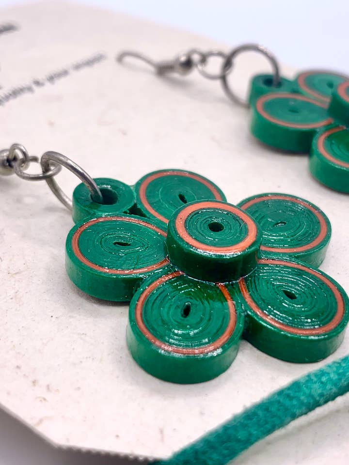 Set di orecchini e collana verdi per la vendita all'ingrosso da parte di Lokta Cards