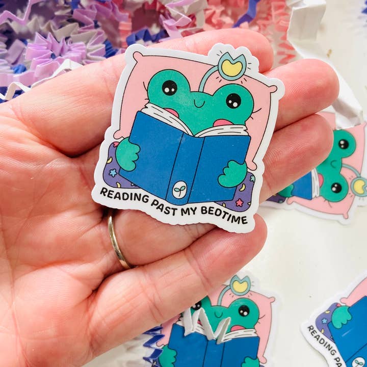Autocollant découpé en forme de grenouille "Je lis au-delà de mon heure de coucher" pour la vente par Chapter & Ink