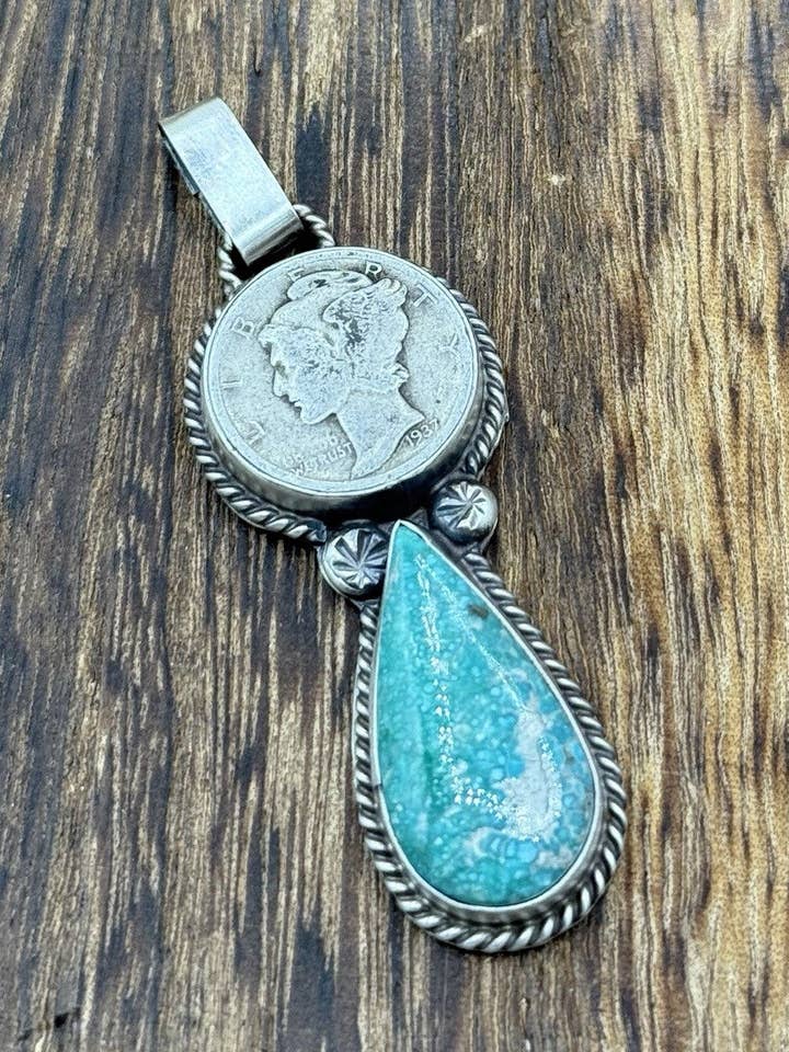 Pendentif en pièce de dix cents Liberty en turquoise White Water et argent sterling fait main par les Navajos pour la vente par Native City Jewelry