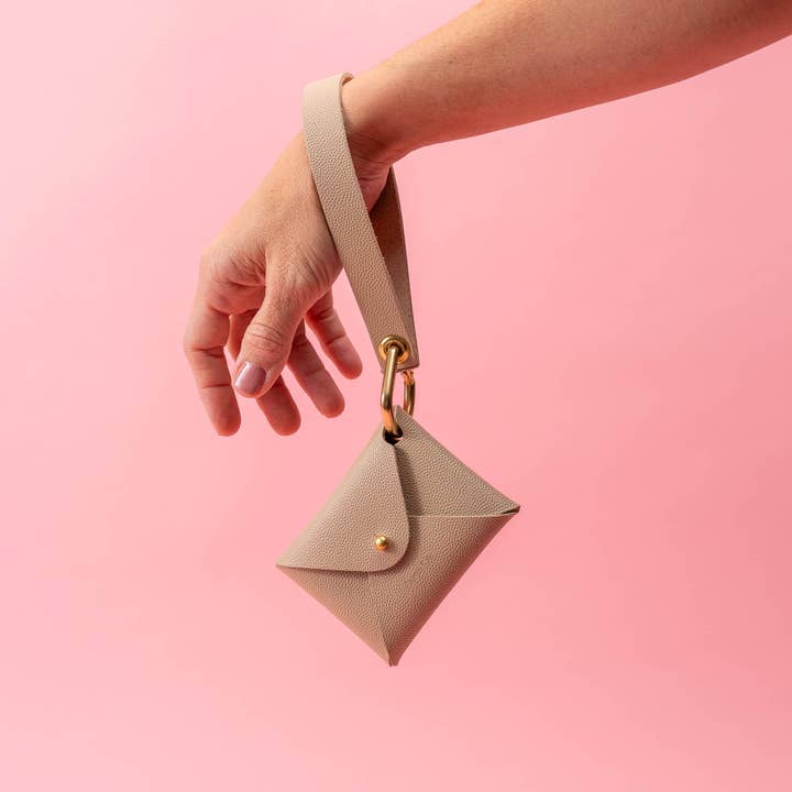 Set di portafogli da polso in pelle ciottolata beige ciottolo per la vendita all'ingrosso da parte di Avryn Co.