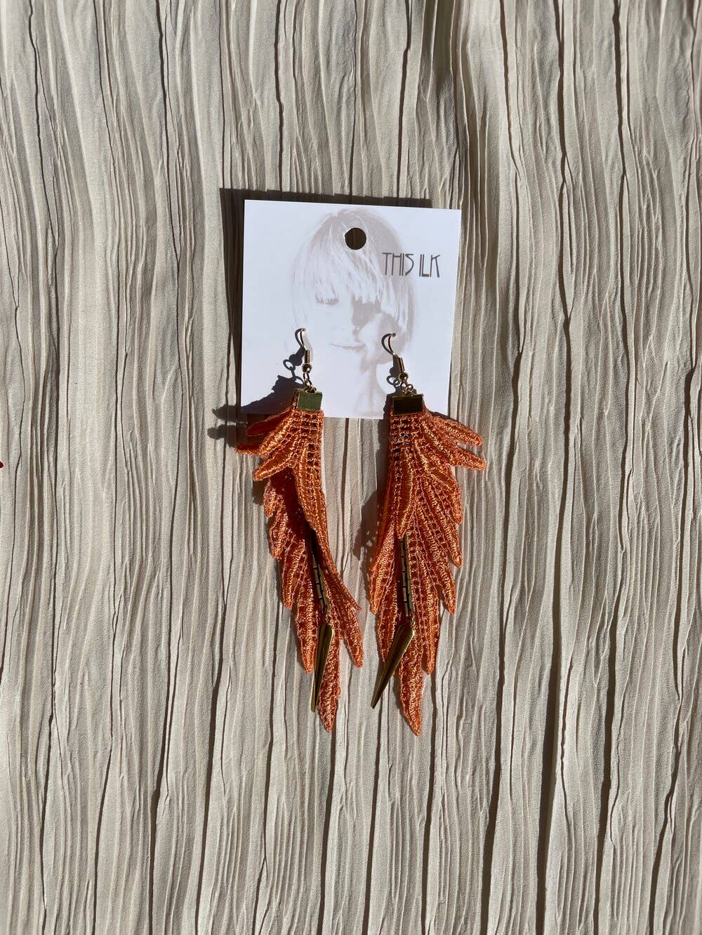 This Ilk – Großhandel Ohrhänger – Papageien-Ohrringe aus handgefärbter Spitze mit Messingkette17