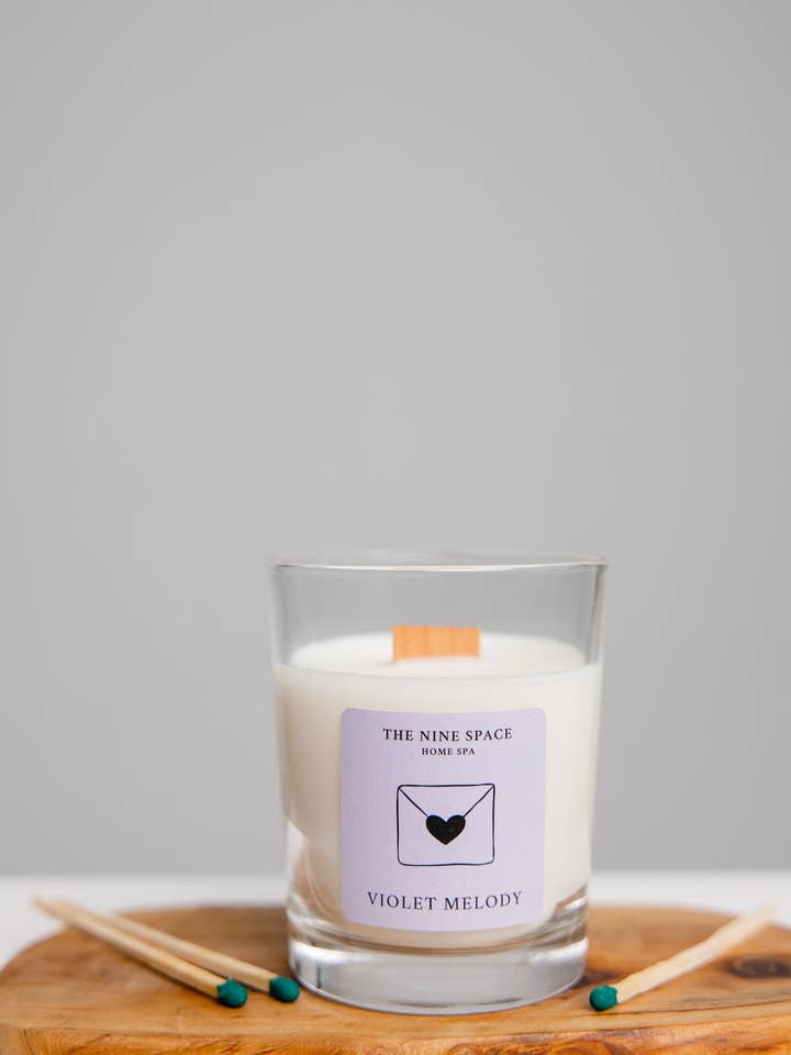 VIOLET MELODY stearinlys - Klarglas med trævæge for engroshandel hos THE NINE SPACE