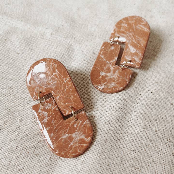 Brincos Harlow em mármore toscano banhado a ouro por atacado de Crafted by Pheebs