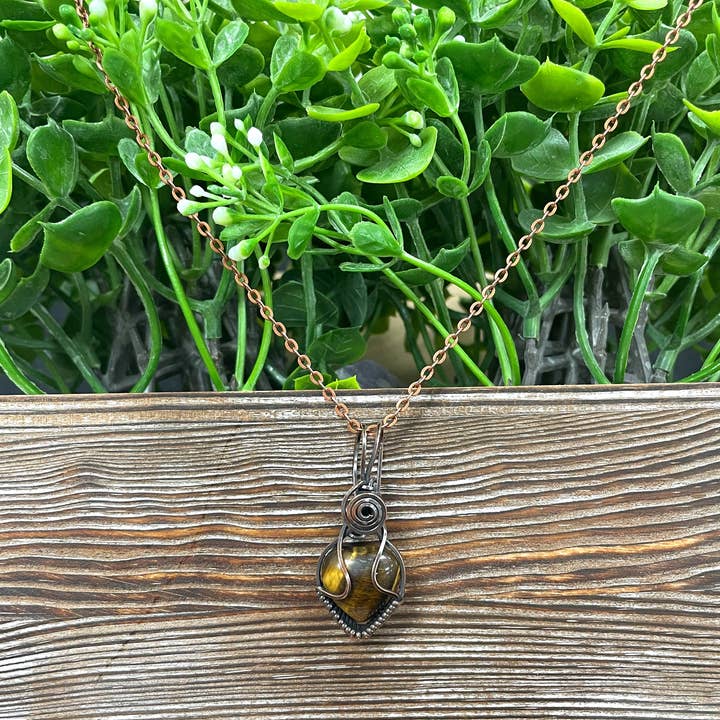 Petit pendentif œil-de-tigre enroulé en fil de fer en forme de cœur pour la vente par Handmade by Marlayna