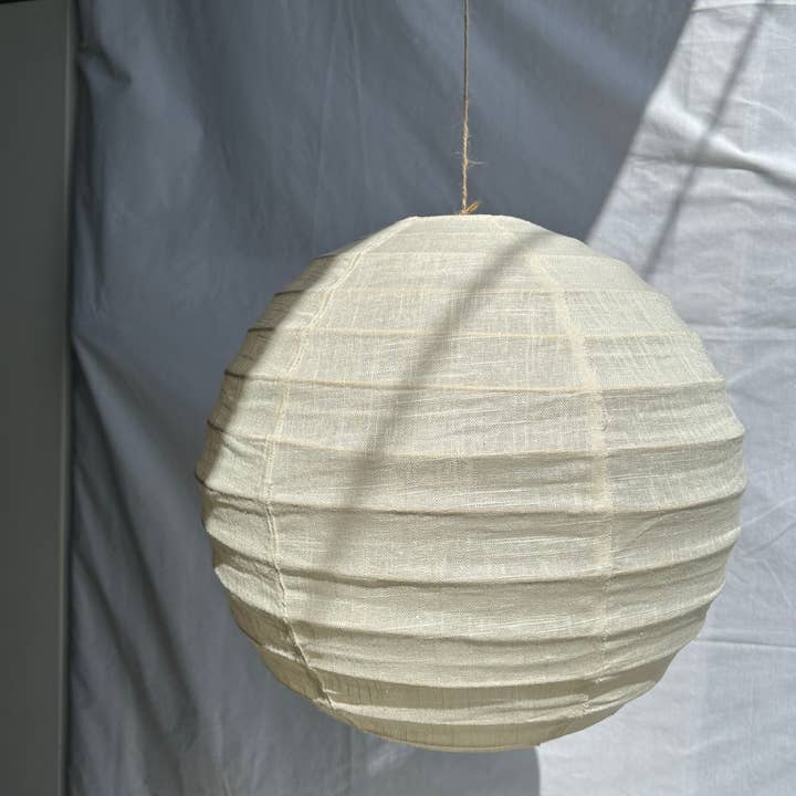 Office Objets - Wholesale Chandelier/Hanging Light - Medium round Japanese-style pendant light in rattan and natural linen D:408