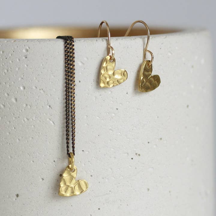 Bijoux délicats en forme de cœur | Laiton pour la vente par Kaiko Studio