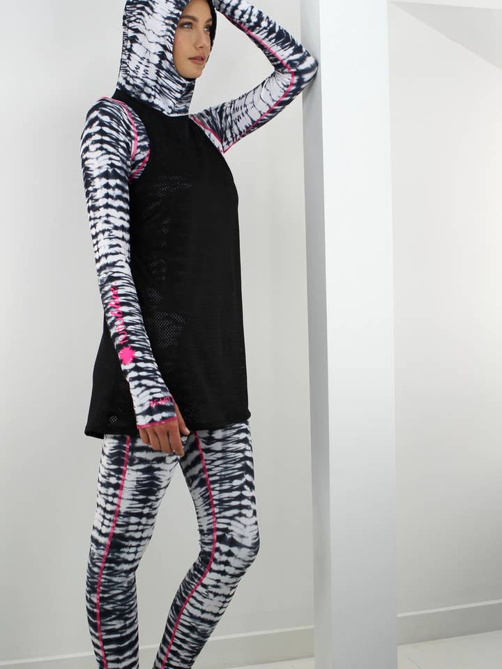 DÉBARDEUR À CAPUCHE POUR FEMME - CORPS EN MAILLE NOIRE AVEC CAPUCHE SAL+PEPA pour la vente par Tutublue