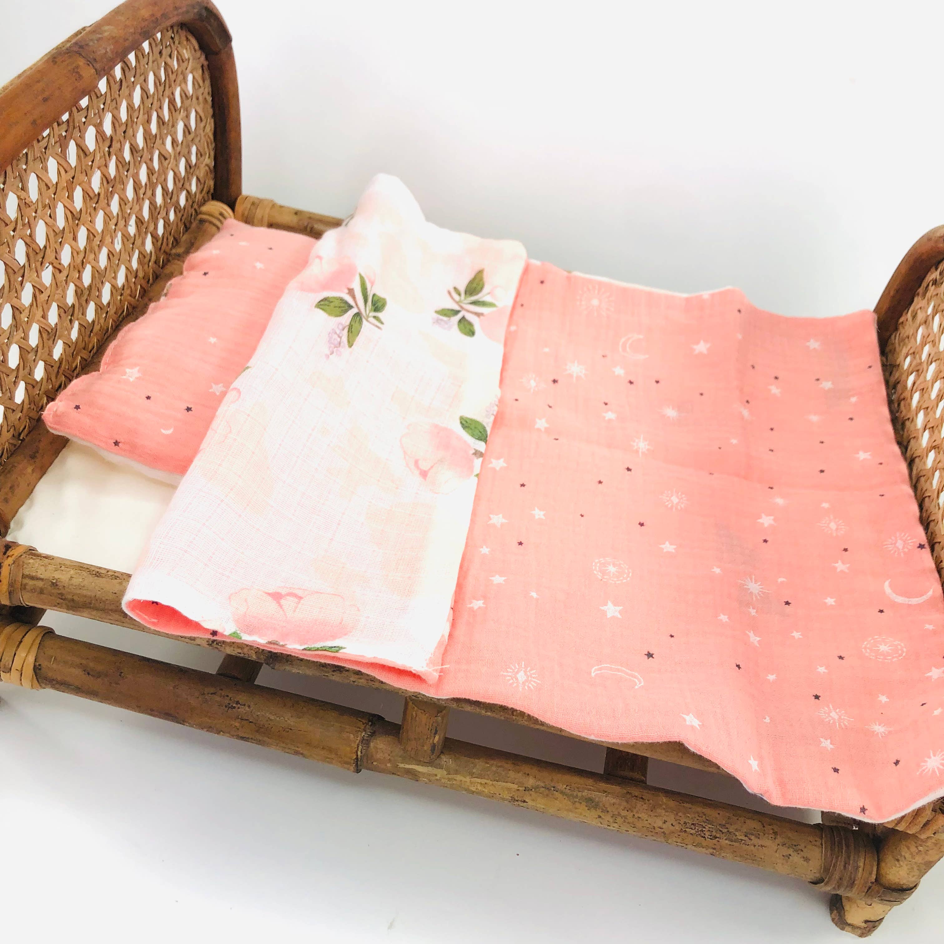 GreenWave – wholesale Tillbehörskit för docka - Barn – REA Docka säng i vintage rotting för lek4