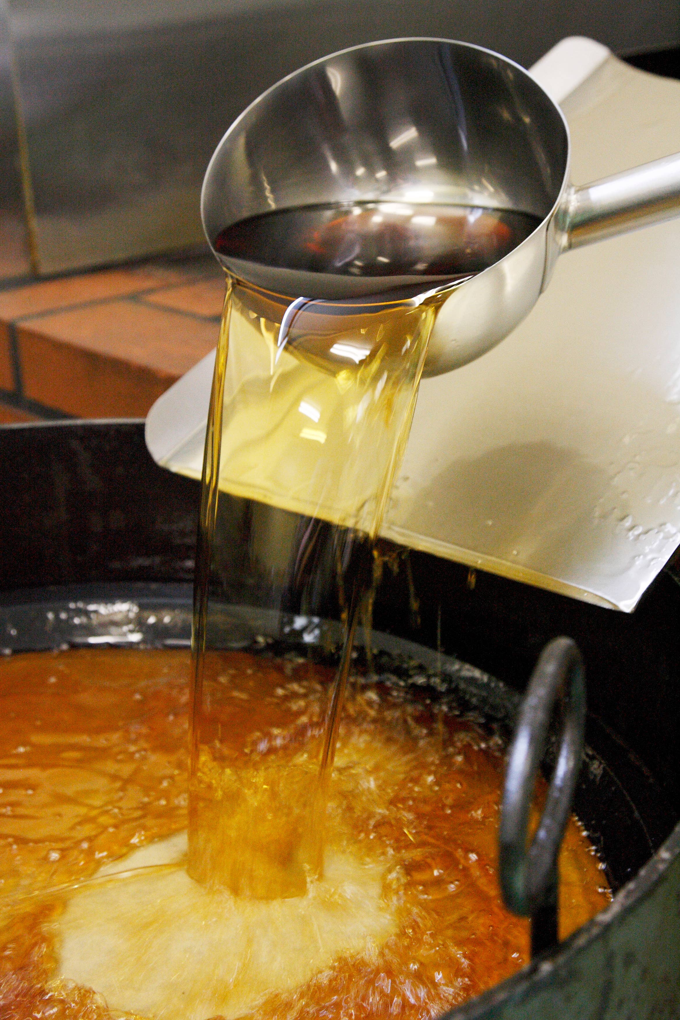 Japan Artisans - Wholesale Hot Sauce - Henko-Sesame hot sauce with takanotsume peppers 60g9