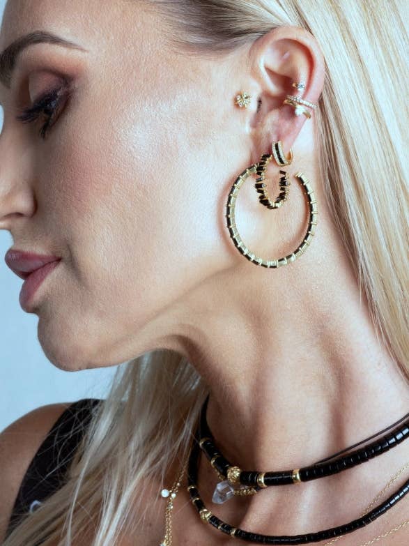 Orecchini a cerchio neri con pavé cubico per la vendita all'ingrosso da parte di Nayla Jewelry