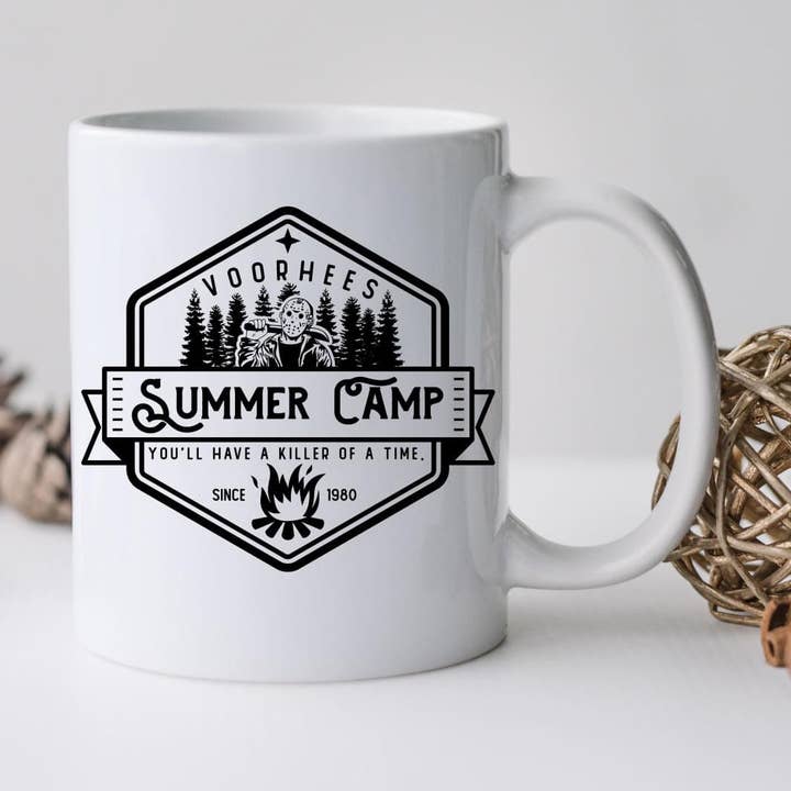 Vorhees Summer Camp Funny Kaffekrus for engroshandel hos Monroe Meadow Boutique