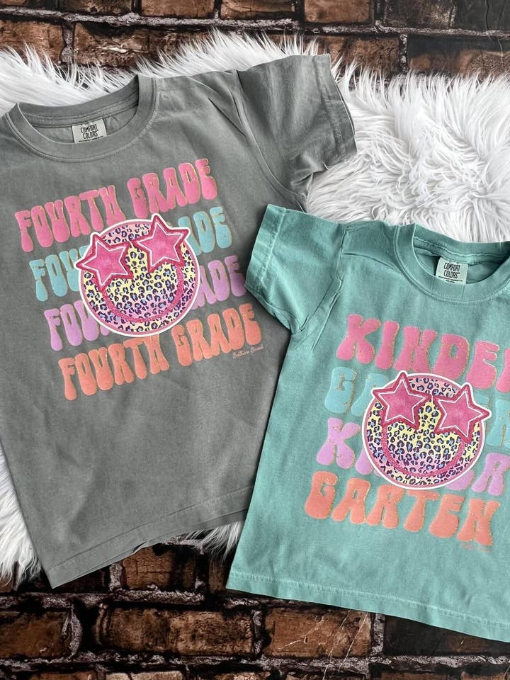 T-shirt de couleur confortable Preppy Back To School pour jeunes pour la vente par Southern Swank