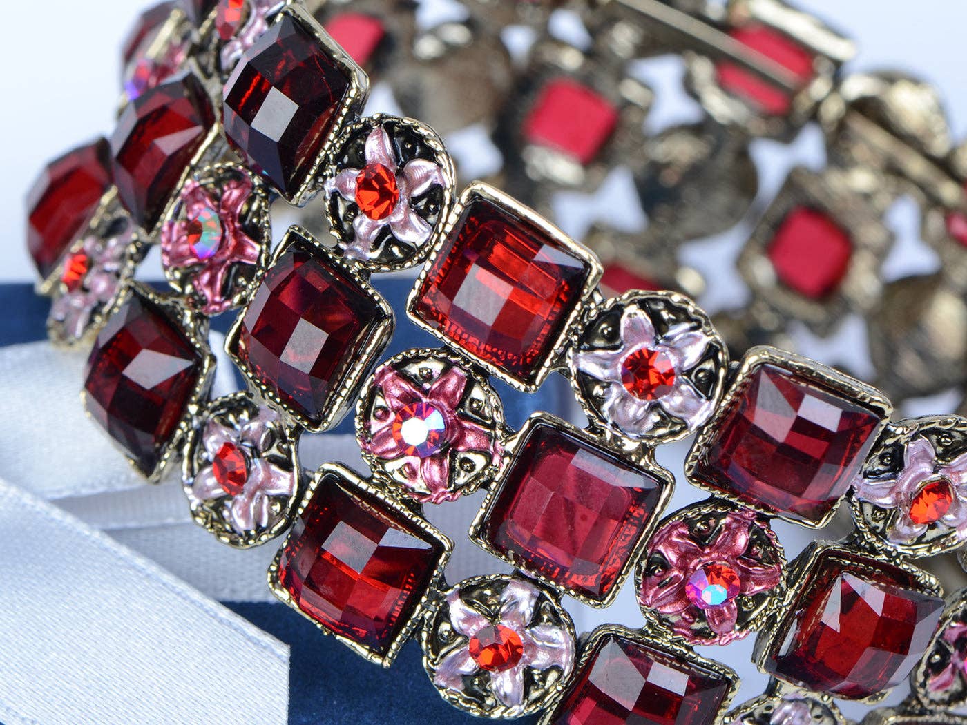 AK Brand – Engroshandel Manchetarmbånd – Messing Antik Rubinrød Diamantformet Filigran Armbånd9