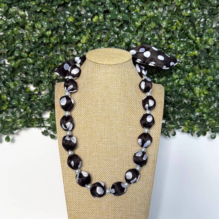 Collier Écharpe Noué avec Breloques de Perles pour la vente par iconic mi