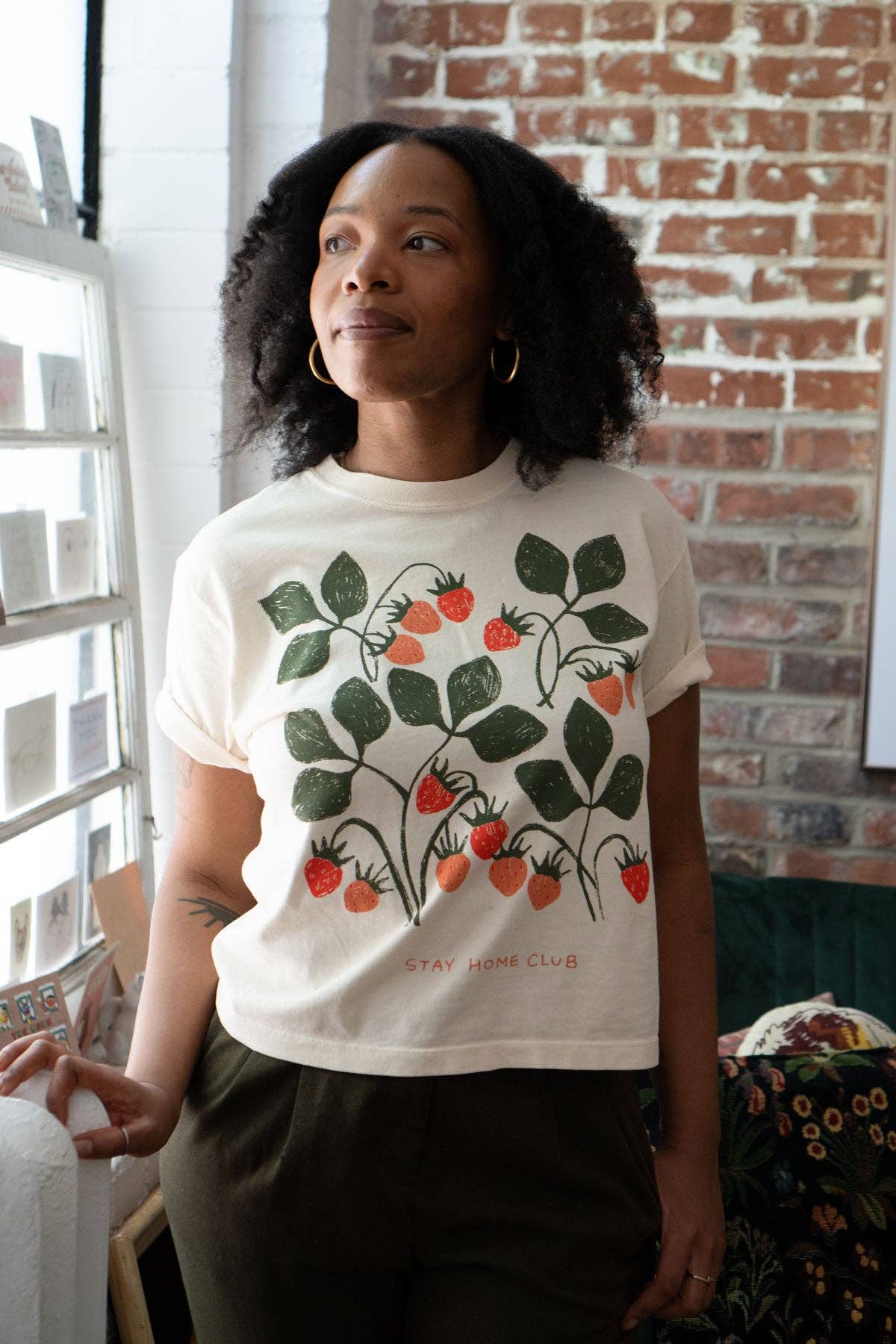 Stay Home Club – Großhandel T-Shirt mit Siebdruck – Damen – Fruits 1858 Boxy Tee | Damen T-Shirt mit Erdbeer-Print3