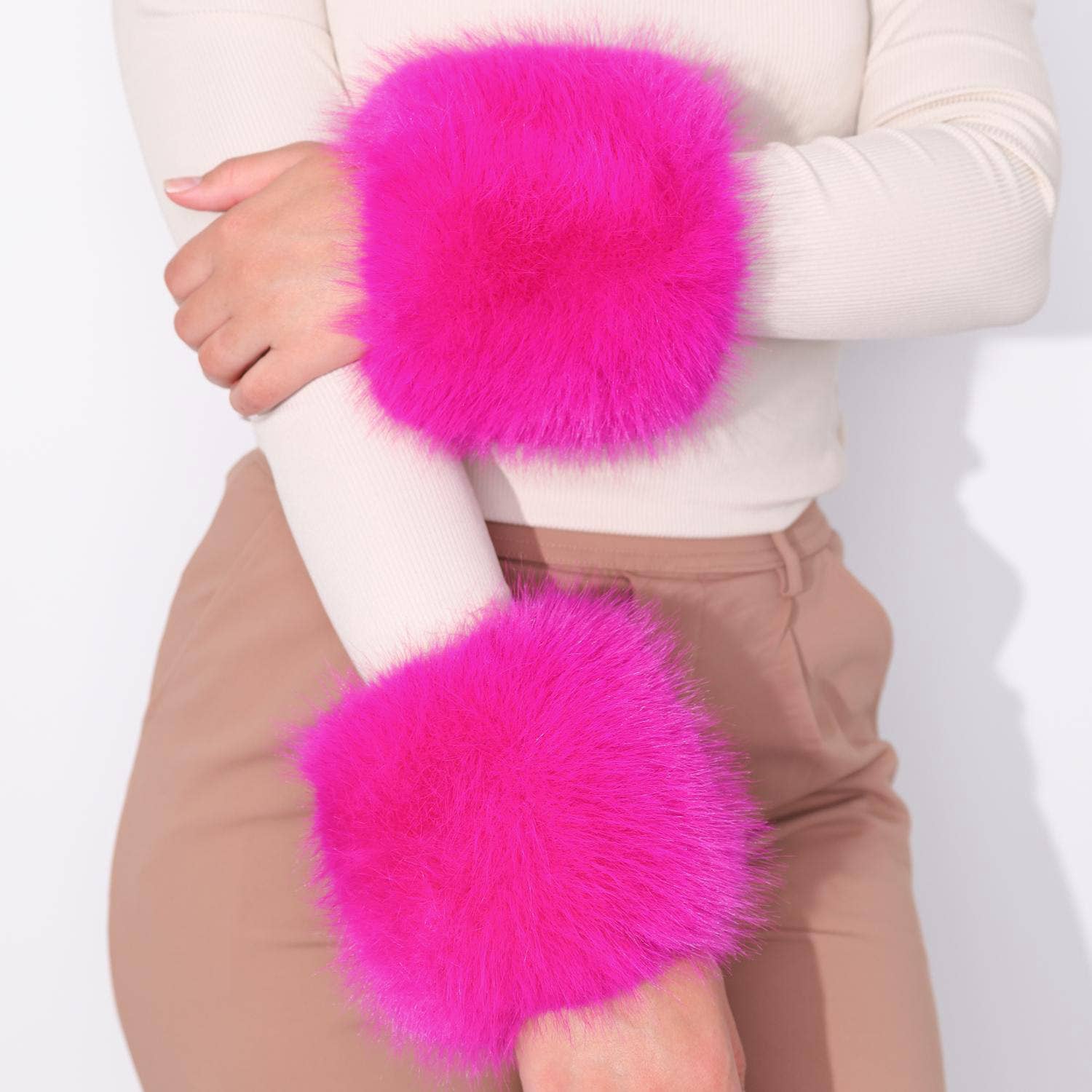 PEACH ACCESSORIES - Wholesale Fur/Faux Fur Coat - Women's - Glamorous Faux Fur Cuffs 00821