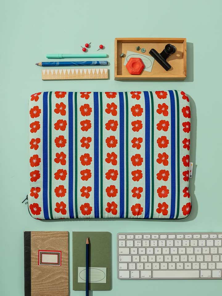 Laptopetui med bordeaux blomster og striber for engroshandel hos Teresa Rego
