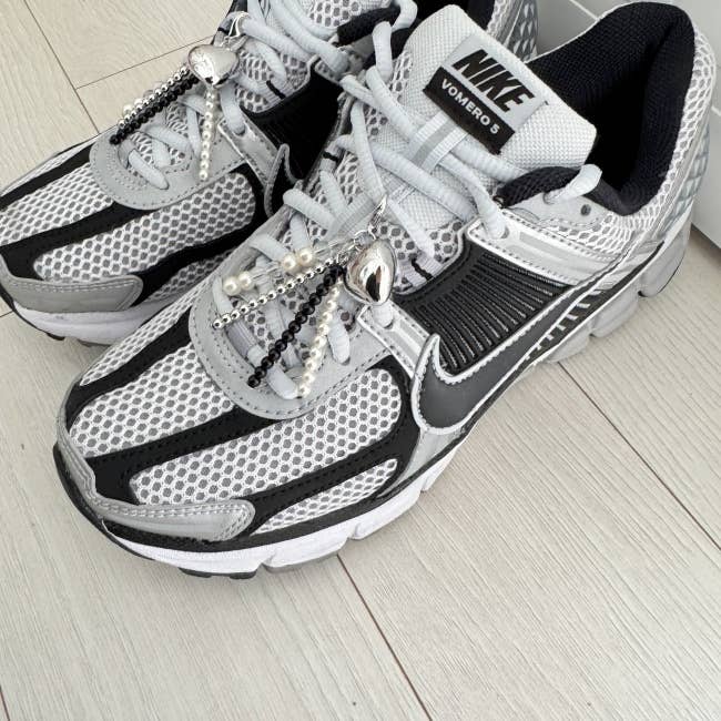 MOND HAUS - Venta al por mayor Accesorio de calzado - Unisex - MIREI Adorno para Zapatos | Correa Multicuentas con Colgante de Corazón3