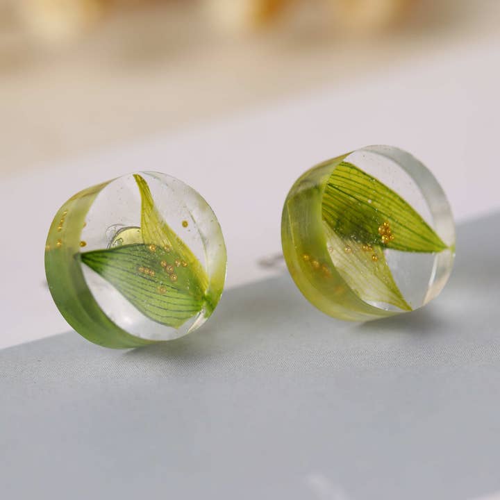 Boucles d'oreilles clous en vraie plante, boucles d'oreilles en résine, bijoux botaniques pour la vente par littleoneusa
