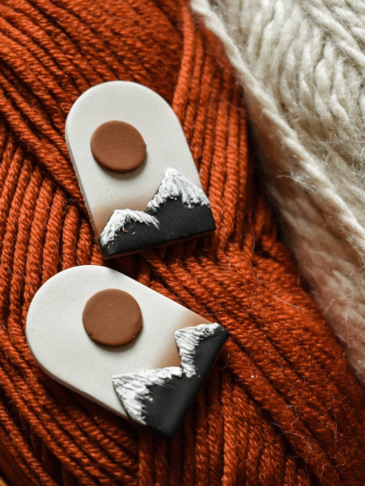 Mountain Mama Oorbellen voor wholesale door Kind Clay Collective