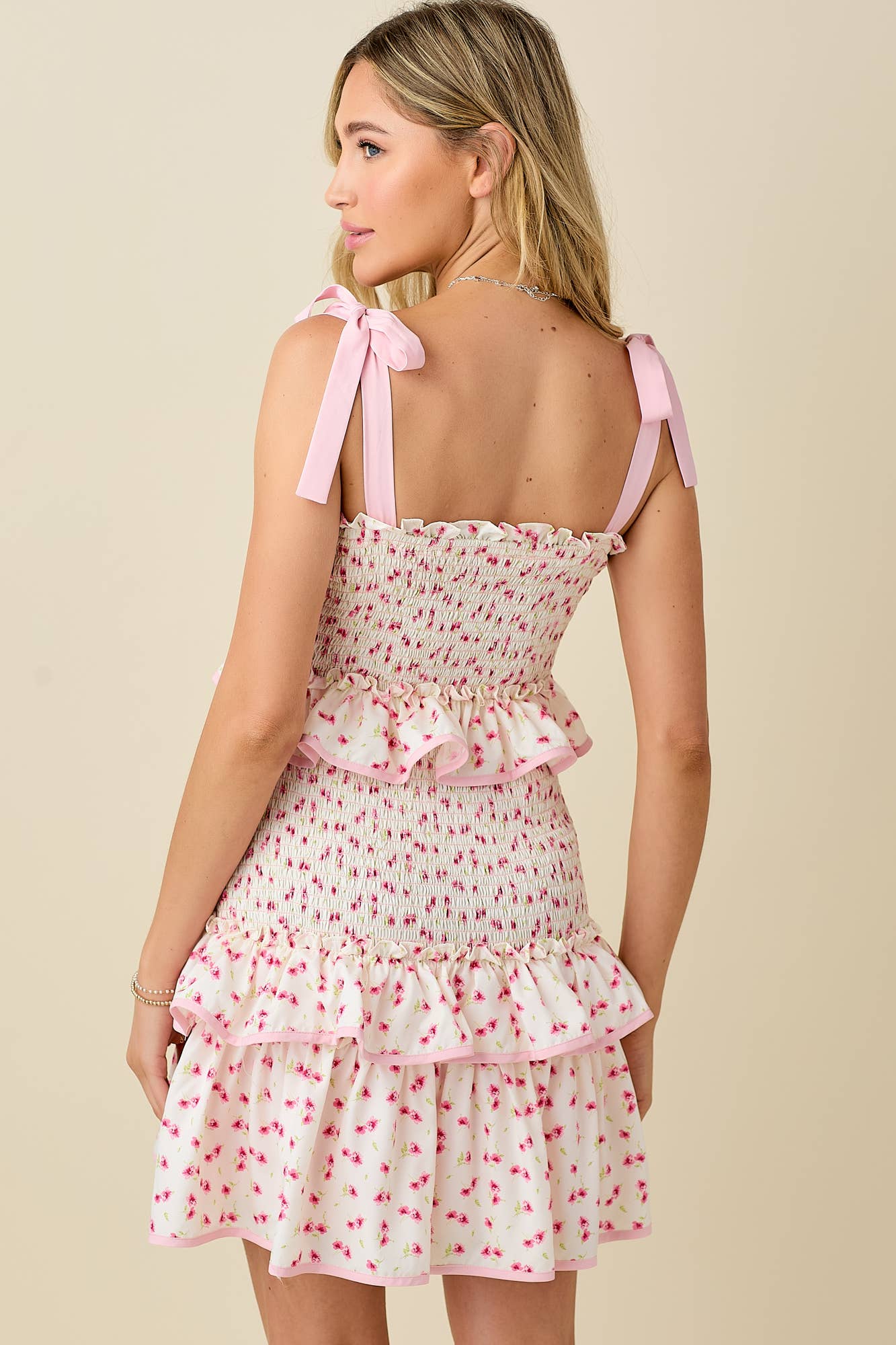 BLANC/ROSE Robe courte à fleurs imprimées avec bretelles nouées, smocks et volants en vente sur Faire19