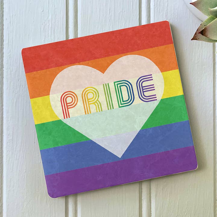 Sous-verre en marbre Pride Rainbow Grand cœur avec rayures pour la vente par PhD Design