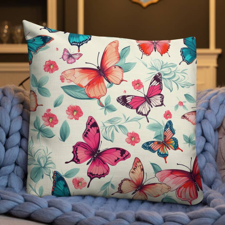 Coussin Premium Décoratif et Confortable des Amoureux des Papillons pour la vente par Grit with Grace, LLC