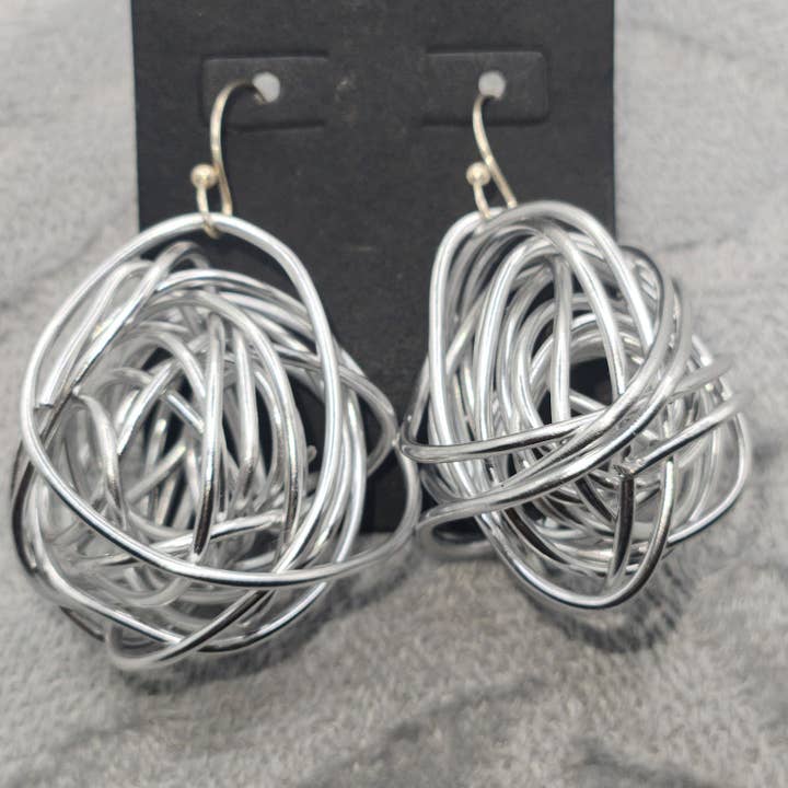 Små silverknutar örhängen för wholesale av MadelynRylie