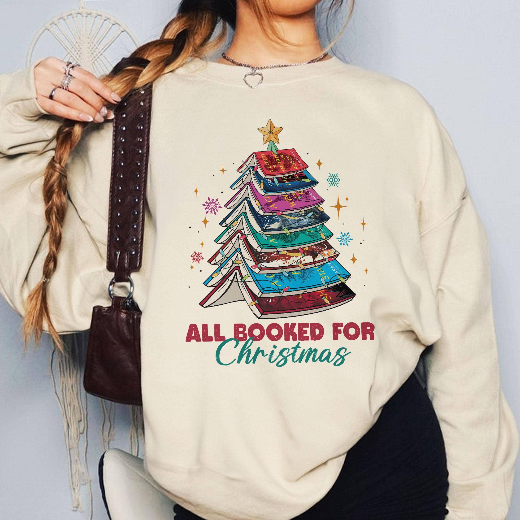 NVC Ecommerce LLC - Vendita all'ingrosso Maglietta stampata - Donna - Camicia natalizia Acotar All Booked for, felpa Bookish