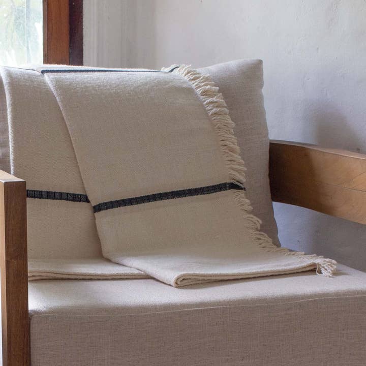 Couverture en coton tissée à la main Olimpia — Charbon pour la vente par Under The Bough