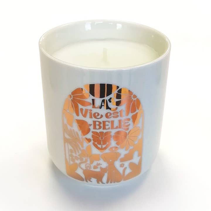220gr duftlys & keramikpotte - La vie est belle for engroshandel hos Hirondelle & Cie
