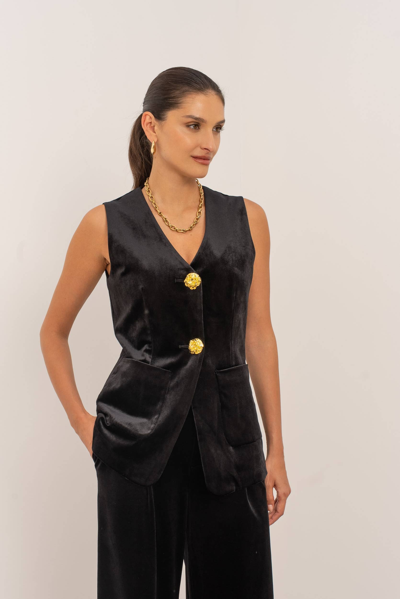 Attentif Paris – Engroshandel Habitvest – til kvinder – Lang velourvest med guldknapper33