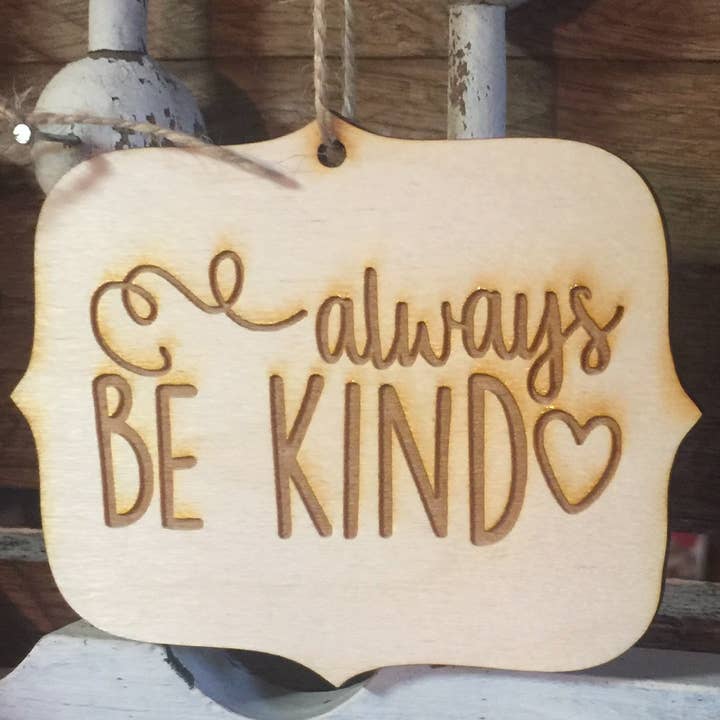 Træ indgraveret ornamenter for engroshandel hos Joetta Marie