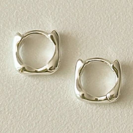 Sterlingsølv Mini Wave Square Sølv Huggie Hoop Øreringe for engroshandel hos Cult Mystique