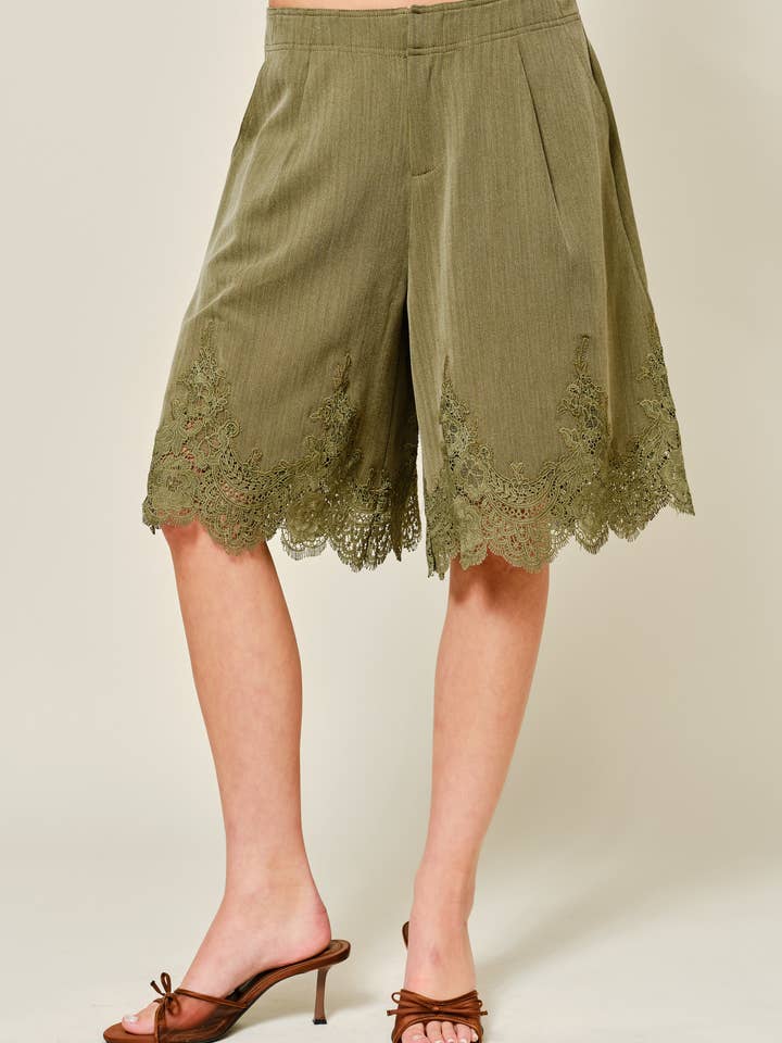 AJP5532 KLASSISKE LANGE SHORTS MED BLONDEKANT DETALJE for engroshandel hos Aaron & Amber