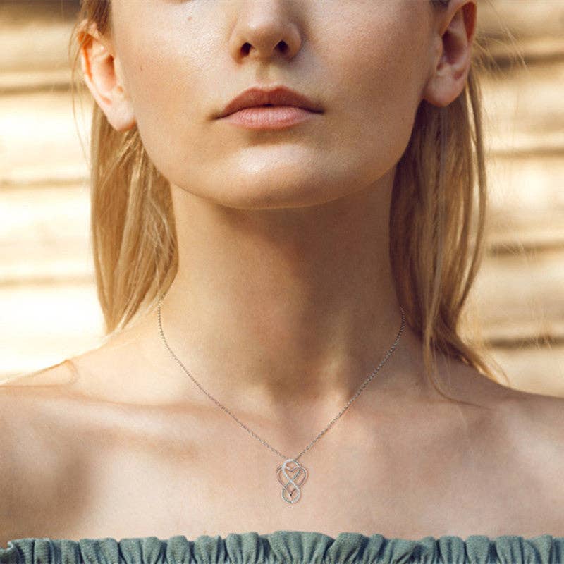 Perimade & Co. LLC – wholesale Hänge-/berlockhalsband – Oändlighetskedja med hjärta i 925 sterlingsilver och moissanit1