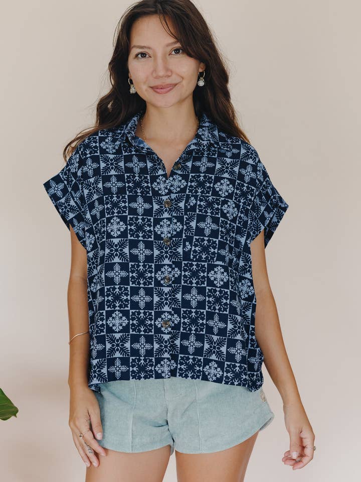 Aloha Boxy Knappskjorta - Marinblå Kviltad Ulu för wholesale av Wings Hawaii