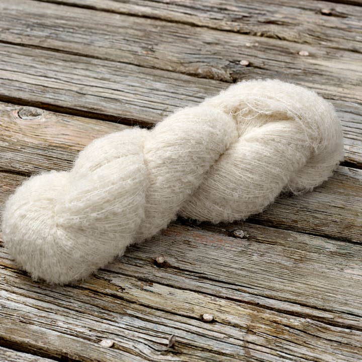 Fil non teint : fil à tricoter Alpaloop Lace Boucle pour la vente par Rooster Yarns