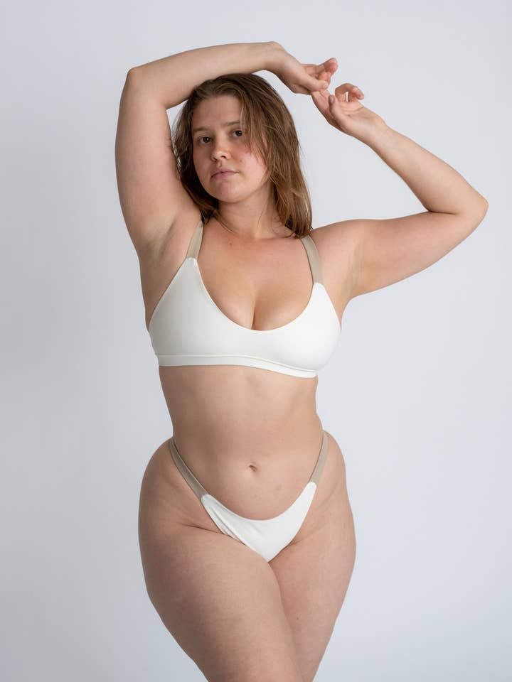 Layla Top//Avorio e crêpe per la vendita all'ingrosso da parte di THE SALTWATER COLLECTIVE