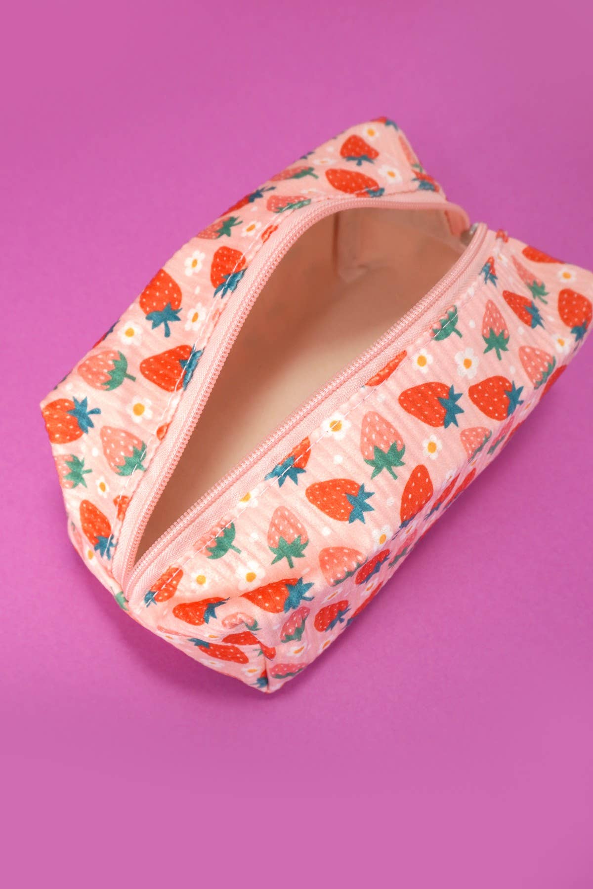 JOSSLYN by wall to wall – wholesale Påse - Dam – JOSSLYN by wall to wall Sminkväska med jordgubbs- och rosettmotiv | 40P54416