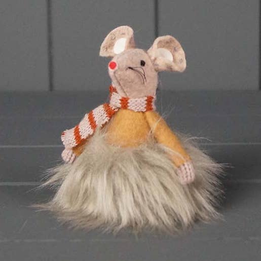 Souris en tissu orange clair avec jupe en fourrure pour la vente par Satchville