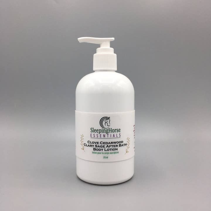 Körperlotion nach dem Bad · Nelke, Zedernholz und Muskatellersalbei für den Großhandel von Sleeping Horse Essentials