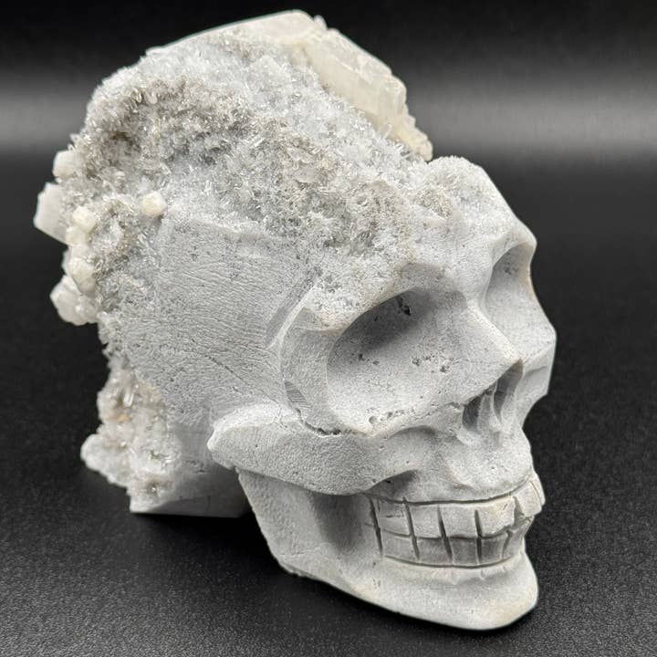 Gnistrende kvarts druzy kranium med UV-reaktiv calcit F711 for engroshandel hos The 7 Directions