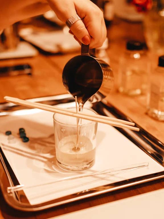 Fabrication de bougies BFF pour la journée des Galentine's chez Market Vintage pour la vente par Shisha Candles