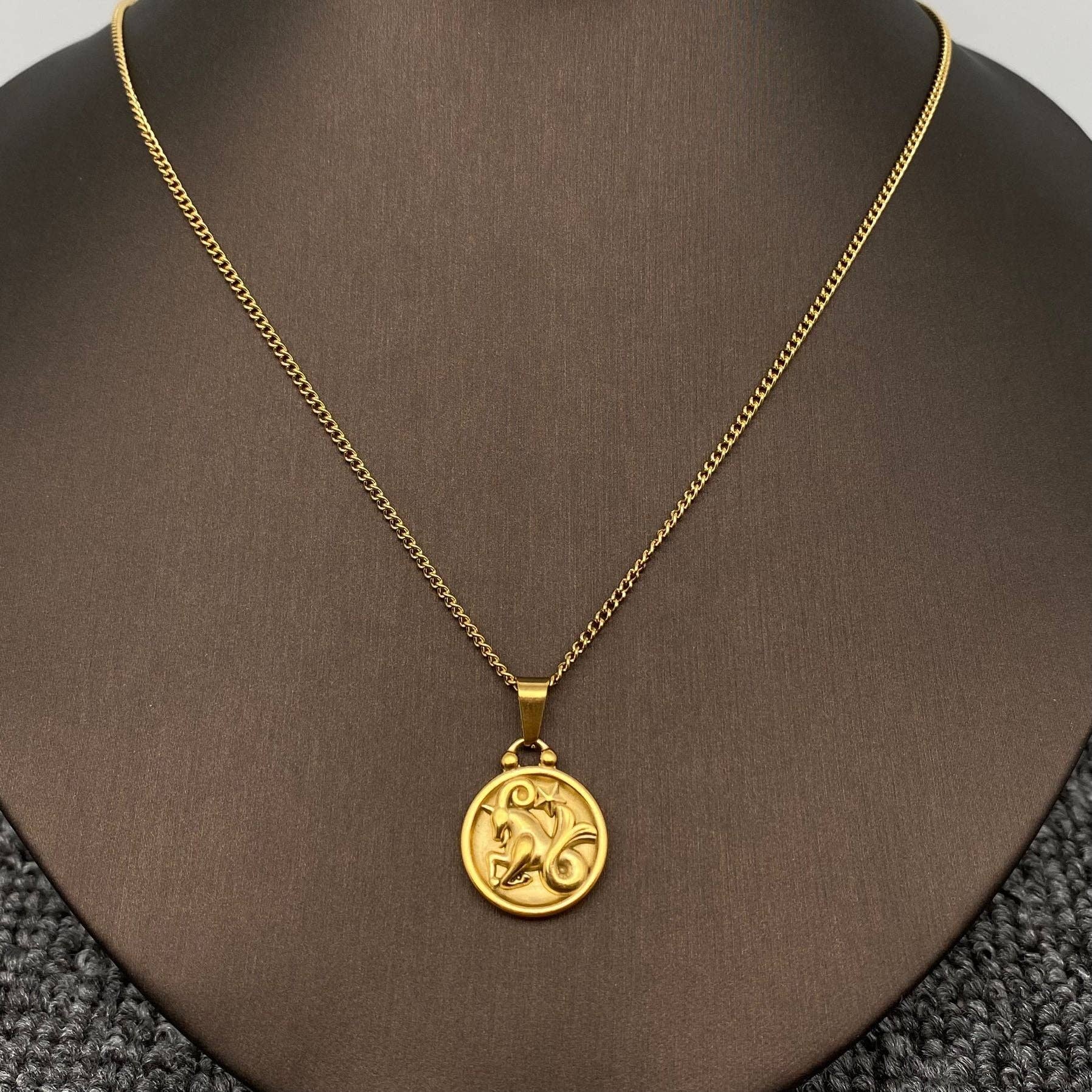 Mio Queena – Engroshandel Halskæde med vedhæng – Zodiac 12 stjernetegn halskæde i 18K guldbelagt rustfrit stål - Mio Queena8