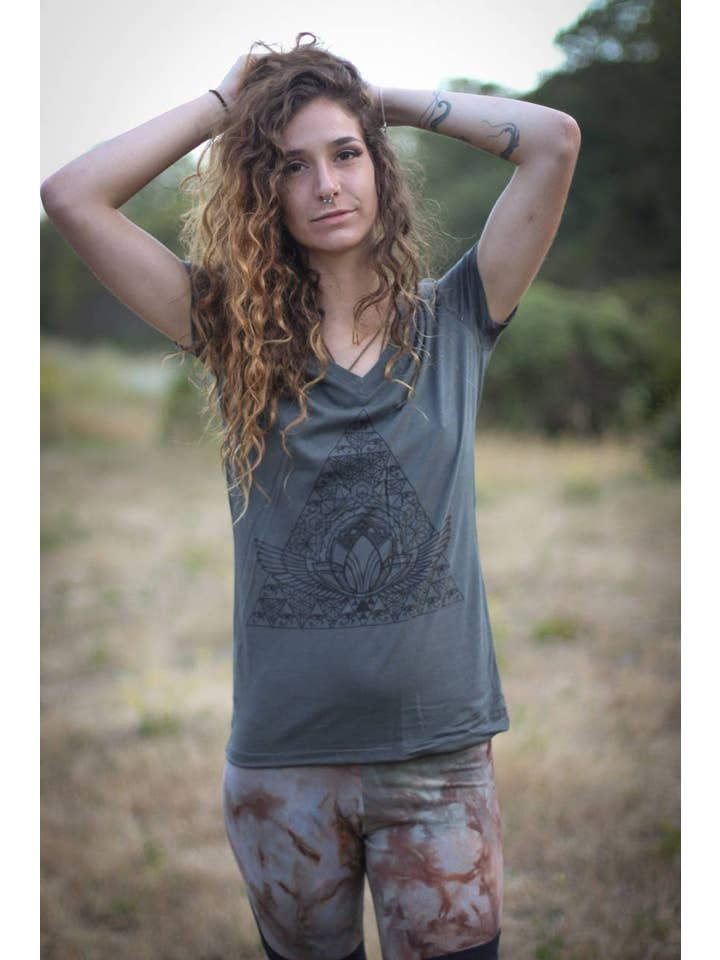 Sacred State Design - Venta al por mayor Camiseta serigrafiada - Mujer - Camisa de geometría sagrada egipcia con cuello en V y cáñamo de Horus Pyramid