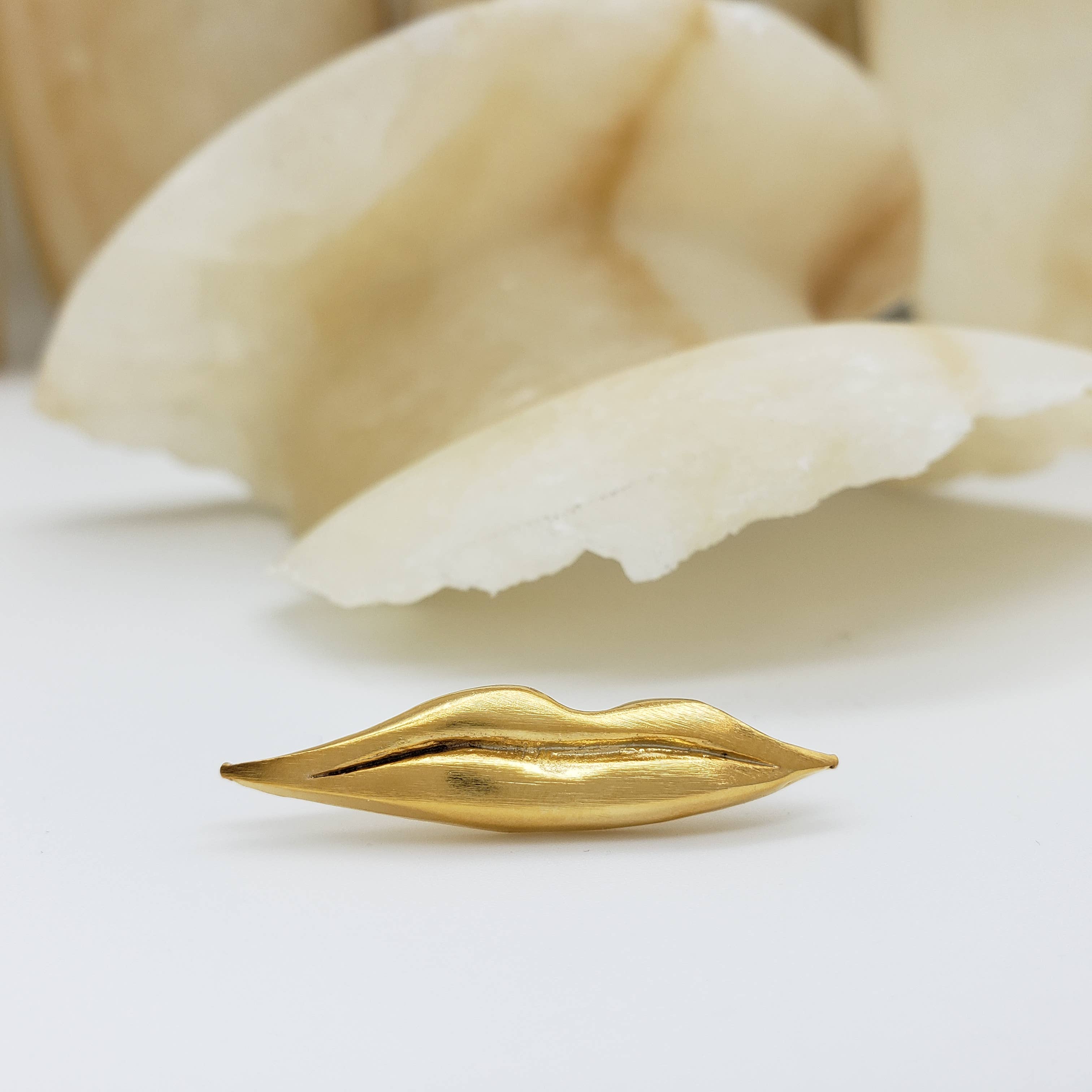 Discoveries, Inc. – wholesale Nål och knapp för kavajslag – Gold Lips Nål - Inspirerad av Man Ray1